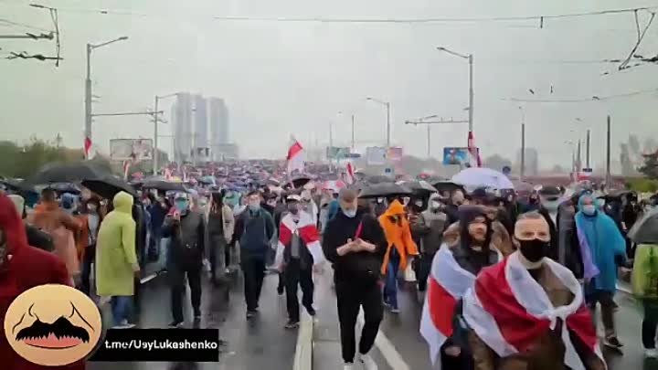 Ускоренное видео потока людей на Кальварийской позволяет оценить мас ...