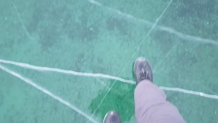 Прогулка по льду на Байкале