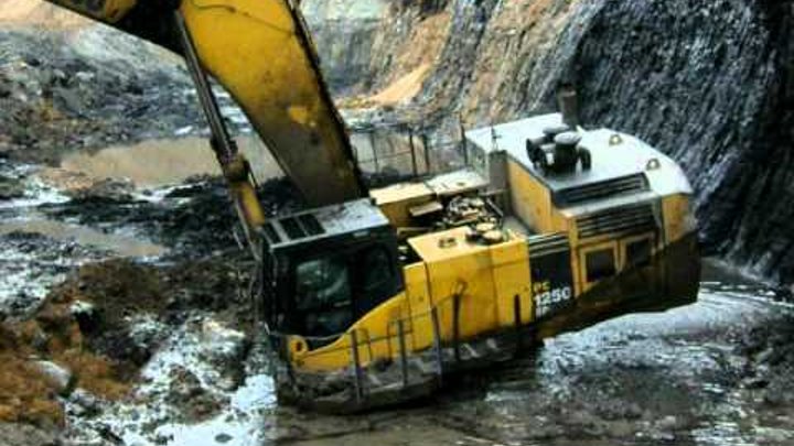 Komatsu PC1250 Stuck in mining pit