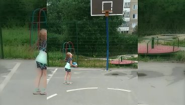 Девочка играет в баскетбол