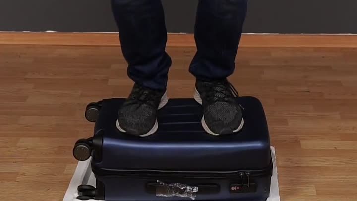 Краш-тест чемодана из ПК. Выдерживает 95 кг нагрузки в прыжке 👍️