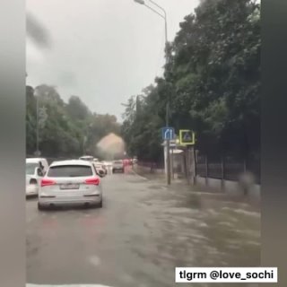 В Сочи сегодня по-осеннему весело. Топит улицы, смывает пластиковые заграждения.