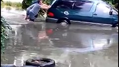 Наводнение и потоп из-за сильного дождя в Краснодаре.