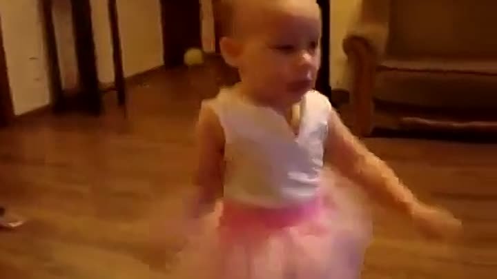 Девочка старательно танцут