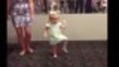 Круто, 2-летняя девочка танцует ирландский танец