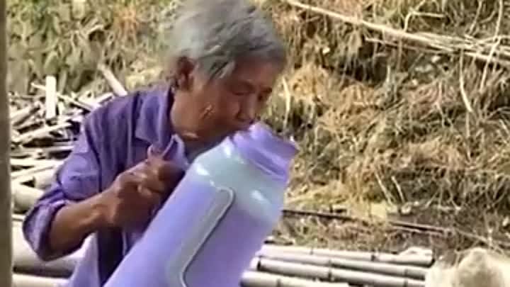 Инженер помогает бабушке