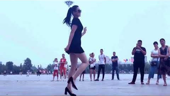 Танец цинцин. Цин Цин танцует. Девушка танцует на площади. Танец девушки на площади. Казашка танцует на площади.