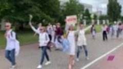 В Минске женщины с цветами вновь вышли на марш против насили...