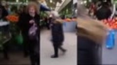 Бабушка танцует у рынка