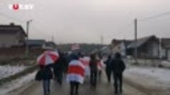 Люди с флагами в Боровлянах днем 20 декабря