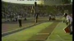 Карл Льюис прыгает на 8м62см в 1981 году. Рекорд мира для ра...