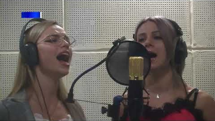 Девушки донбасса поют песню. Донбасс за нами исполнительницы. Поют 2 девушки с Донбасса. Две девушки поют про Донбасс. Девчонки поют про Донбасс.