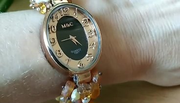 Часы кварцевые с браслетом из янтаря и речного жемчуга.