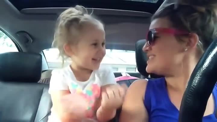 Мама с дочкой зажигают в машине и поют Frozen