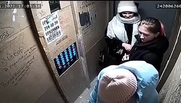 Три женщины  стали заложниками падающего лифта