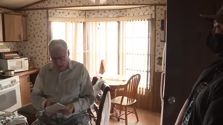 89_year_old_Derlin_Newey_is_a_pizza_delivery_man_who_received_a