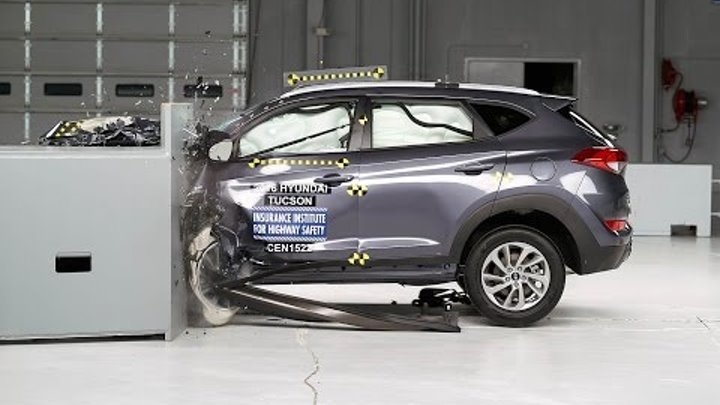 2016 Hyundai Tucson small overlap IIHS crash test