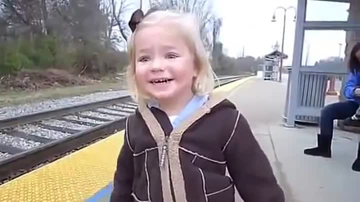 Маленькая девочка впервые увидела поезд