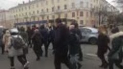 Витебск. Колонна людей идёт маршем по ул. Ленина
