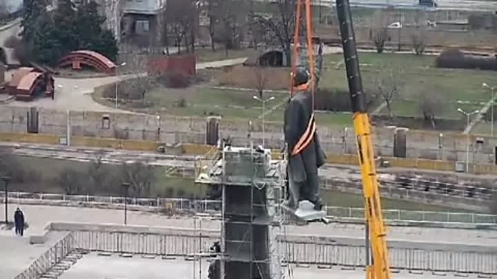 В Запорожье  демонтировали самый большой в Украине памятник Ленину