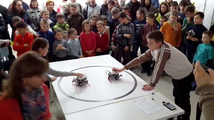 Первые робото-соревнования в дисциплине "Сумо". Поединок 1