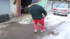 Евгений Шавченко,переноска 100 килограммовой кеги с имитацие...